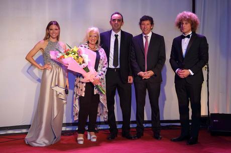 La directora del Hospital, Susana Guidi Rojo, junto a Adrián Perucho de la Cooperadora, el intendente Gustavo Posse, Darian “Rulo” Schijman y Sofía Zámolo, conductores de la gala