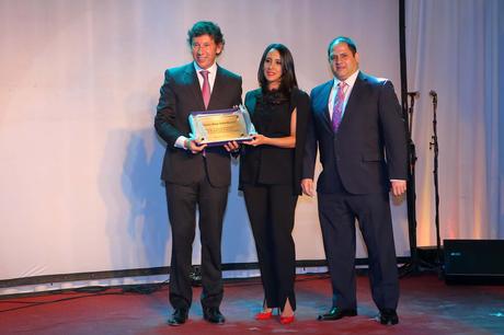 Vanesa y Felipe Noble Herrera entregaron un reconocimiento por el 60° aniversario de la Cooperadora del Hospital