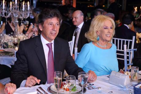 El intendente de San Isidro, Gustavo Posse, y Mirtha Legrand en la mesa principal de la gala a beneficio del Hospital de San Isidro