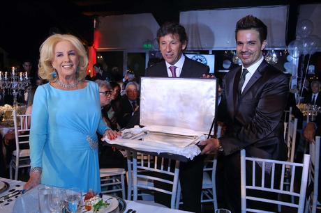 El intendente Gustavo Posse y Alejandro Viñas, productor general de la gala, entregan la distinción Embajadora Solidaria 2017 a Mirtha Legrand