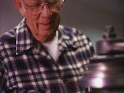 Para las personas mayores que están solas, la época de fiestas puede resultar difícil