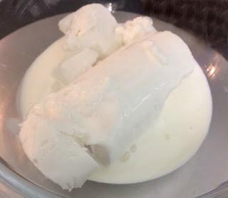 CROQUETAS DE BERENJENA Y JAMON ACOMPAÑADAS DE QUESO DE CABRA Y MIEL CROQUETAS DE BERENJENA Y JAMON ACOMPAÑADAS DE QUESO DE CABRA Y MIEL