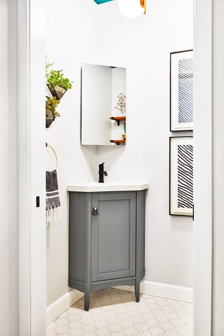Un medio baño se transforma con pintura Un medio baño se transforma con pintura