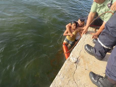 Mira el rescate de una #mujer que se lanzó hoy al lago de #Maracaibo #Venezuela (FOTOS)