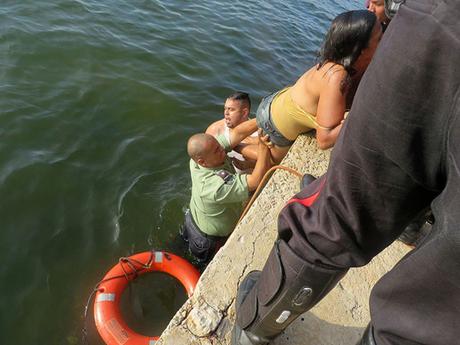 Mira el rescate de una #mujer que se lanzó hoy al lago de #Maracaibo #Venezuela (FOTOS)