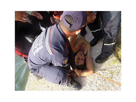 Mira el rescate de una #mujer que se lanzó hoy al lago de #Maracaibo #Venezuela (FOTOS)
