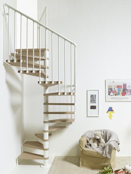 escalera de caracol cuadrada de madera y barandilla blanca