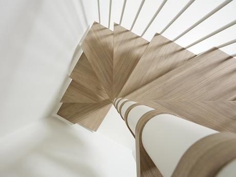 escalera de caracol cuadrada de madera y barandilla blanca