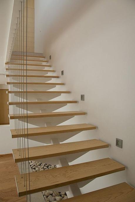 escalera de madera y metal