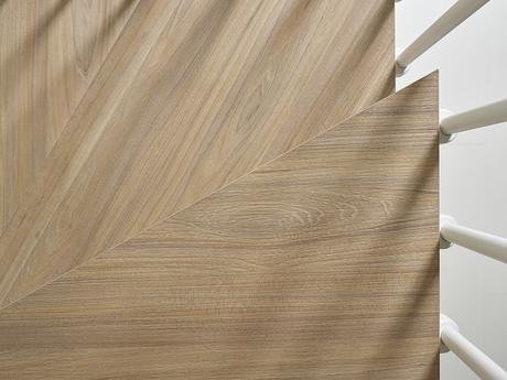 escalera de caracol cuadrada de madera y barandilla blanca