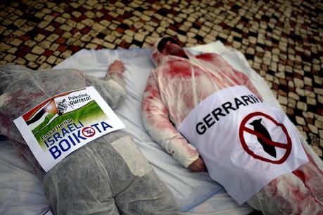 Foto: Activistas a favor del boicot a Israel durante una protesta pro-palestina en Bilbao, en noviembre de 2012 (Reuters). 