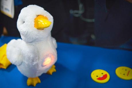 Este peluche está diseñado para ayudar a niños en tratamiento de cáncer