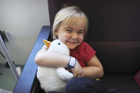 Este peluche está diseñado para ayudar a niños en tratamiento de cáncer