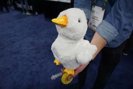 Este peluche está diseñado para ayudar a niños en tratamiento de cáncer