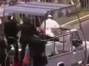 Papa Francisco baja papamóvil para ayudar policía cayó caballo #Chile (VIDEO)