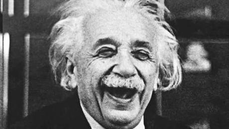 Por ejemplo: Einstein ya murió, pero esto no le impide trollearnos con sus teorías, desde más allá del tiempo y el espacio.