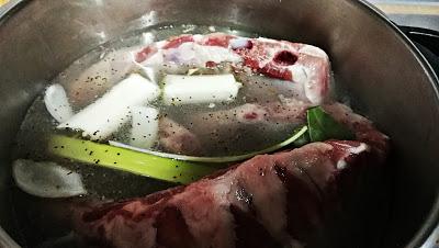 Costillas de cerdo con chutney de cebolla al cacao