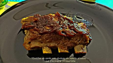 Costillas de cerdo con chutney de cebolla al cacao