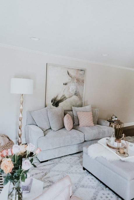 sofa gris cojines rosas