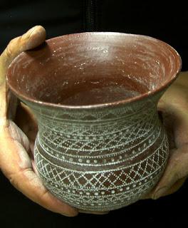 La decoración de un vaso campaniforme del arenero de Miguel Ruiz, de Madrid.   Réplicas de vasos campaniformes, entrada séptima.