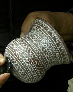 La decoración de un vaso campaniforme del arenero de Miguel Ruiz, de Madrid.   Réplicas de vasos campaniformes, entrada séptima.