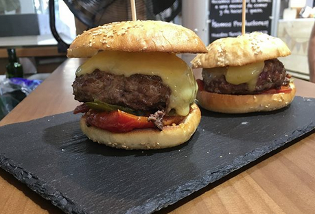Carnes ecológicas en mi cesta de la compra hamburguesa ecologica