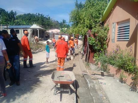 Obras Públicas construye contenes para asfaltado en Barahona.