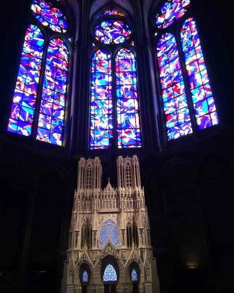 En Reims hay vidrieras violetas