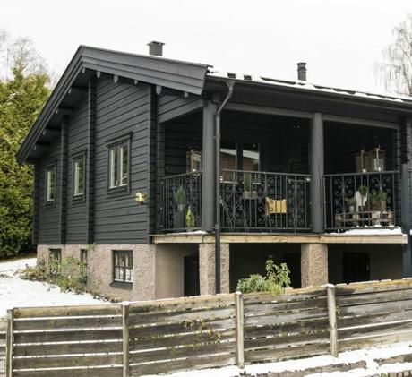 Una cabaña con contrastes en los bosques suecos