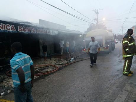 Incendio destruye negocios en Mercado Nuevo San Juan de la Maguana.