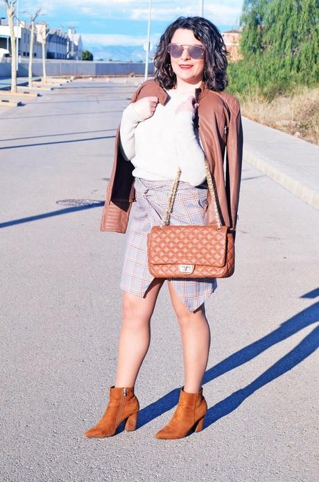 Falda de cuadros asimétrica