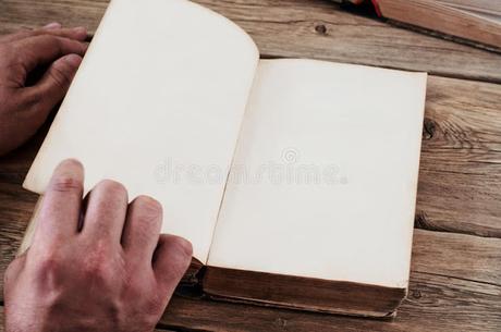 EL HOMBRE LIBRO.- MICRORRELATO DE ÁNGEL SILVELO