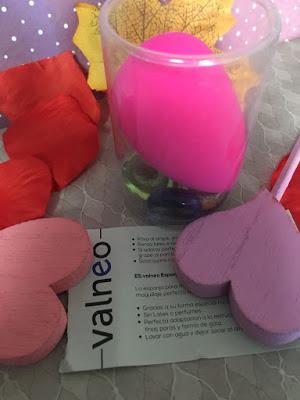 Compras VALNEO: Tijeras de manicura y Esponja de Maquillaje. Los poros de la esponja son muy finos, por lo que se minimiza el consumo de maquillaje (esto lo miro mucho, ya sabéis que yo no me apaño con las de silicona, que son las que no hace falta mucho maquillaje, y hay que tener mucho cuidado con estas otras porque chupan mucho, así que cuanto el poro de la esponja sea más fino, menos chupará). Si mojamos previamente la esponja (y escurrimos), hará que aún chupe menos maquillaje, yo lo que hago es rociarla con un poquito de tónico, según el producto que me vaya a aplicar, pero vamos hay gente que la mete debajo del grifo, la escurre y luego se aplica el maquillaje. Es cuestión de probar y ver lo que más te vaya.