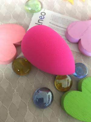 Compras VALNEO: Tijeras de manicura y Esponja de Maquillaje. Los poros de la esponja son muy finos, por lo que se minimiza el consumo de maquillaje (esto lo miro mucho, ya sabéis que yo no me apaño con las de silicona, que son las que no hace falta mucho maquillaje, y hay que tener mucho cuidado con estas otras porque chupan mucho, así que cuanto el poro de la esponja sea más fino, menos chupará). Si mojamos previamente la esponja (y escurrimos), hará que aún chupe menos maquillaje, yo lo que hago es rociarla con un poquito de tónico, según el producto que me vaya a aplicar, pero vamos hay gente que la mete debajo del grifo, la escurre y luego se aplica el maquillaje. Es cuestión de probar y ver lo que más te vaya.