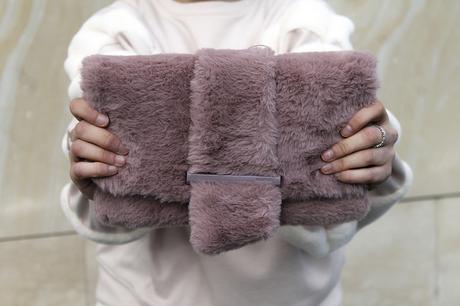 Look con sudadera mangas peluche Zoom Bolso