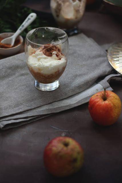 Compota de manzana especiada y crema suave