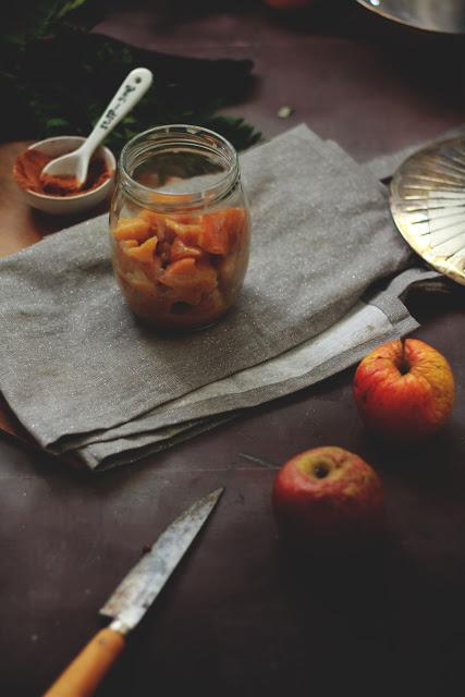 Compota de manzana especiada y crema suave