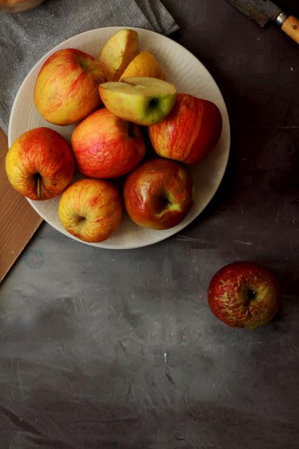 Compota de manzana especiada y crema suave