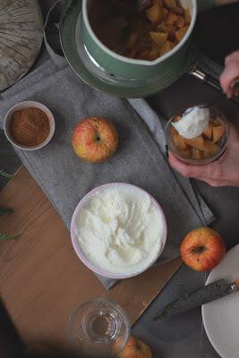 Compota de manzana especiada y crema suave