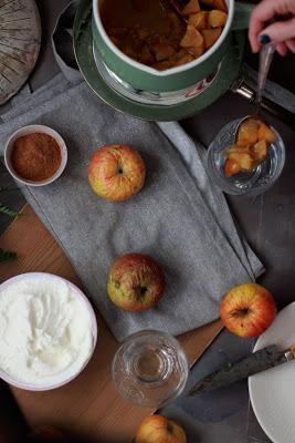 Compota de manzana especiada y crema suave