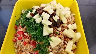 ENSALADA DE ARROZ INTEGRAL CON QUINOA  GRANADA, MANZANA, PASAS Y PIÑONES