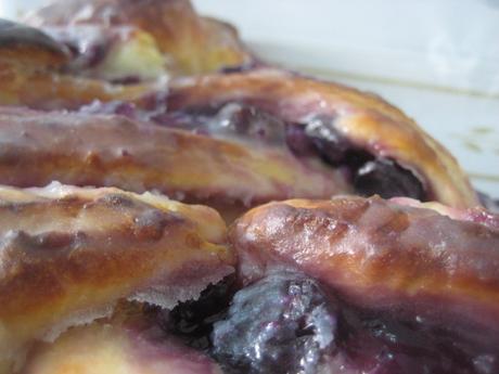 TRENZA DE QUESO CREMA Y ARÁNDANOS