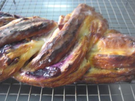 TRENZA DE QUESO CREMA Y ARÁNDANOS