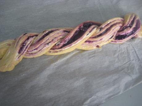 TRENZA DE QUESO CREMA Y ARÁNDANOS