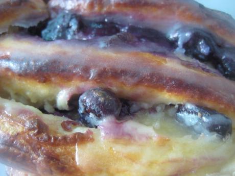 TRENZA DE QUESO CREMA Y ARÁNDANOS