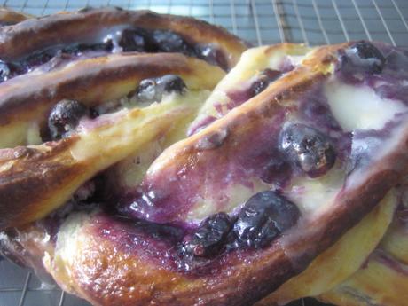 TRENZA DE QUESO CREMA Y ARÁNDANOS