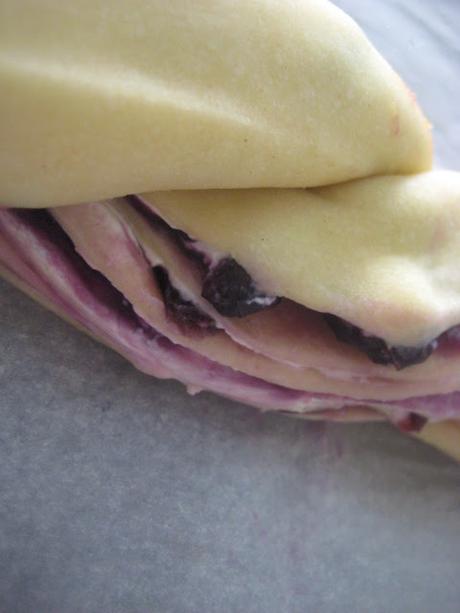 TRENZA DE QUESO CREMA Y ARÁNDANOS