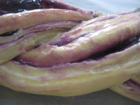 TRENZA DE QUESO CREMA Y ARÁNDANOS