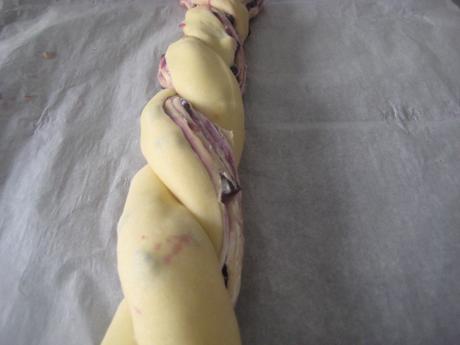 TRENZA DE QUESO CREMA Y ARÁNDANOS