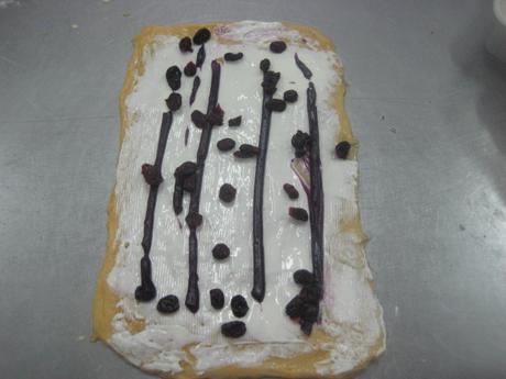 TRENZA DE QUESO CREMA Y ARÁNDANOS